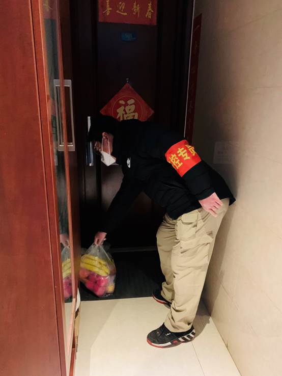 说明: C:\Users\xcb-weiyl\Desktop\筑牢堡垒初心如磐 党旗飘扬使命扛肩-发宣传处-2020.3.1\12 为居家观察人员运送生活物资.jpg