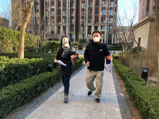 说明: C:\Users\xcb-weiyl\Desktop\筑牢堡垒初心如磐 党旗飘扬使命扛肩-发宣传处-2020.3.1\11 为社区居民运送快递 (2).jpg